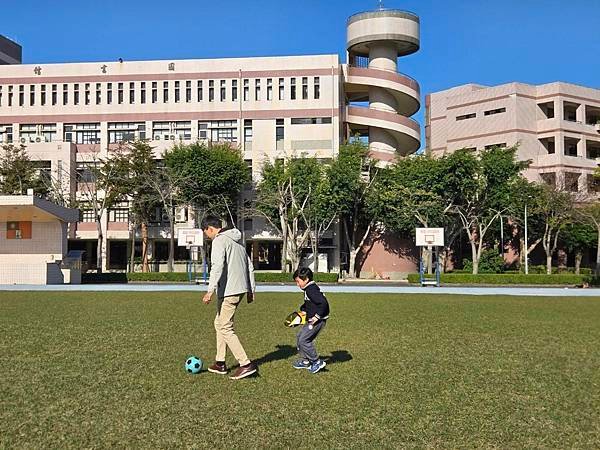 蛇年除夕回顧 🐍 祖孫三代同樂 ❤ 陽光下踢足球 ⚽️ 歡樂