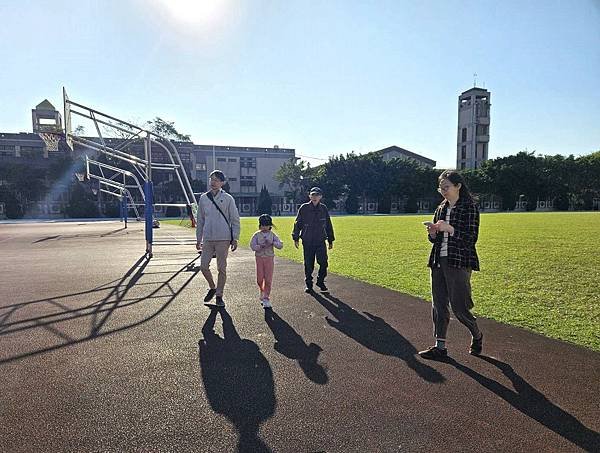 蛇年除夕回顧 🐍 祖孫三代同樂 ❤ 陽光下踢足球 ⚽️ 歡樂