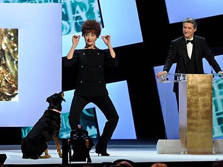 Julie Ferrier avec le chien