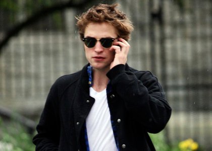 robert-pattinson-phone-day.jpg