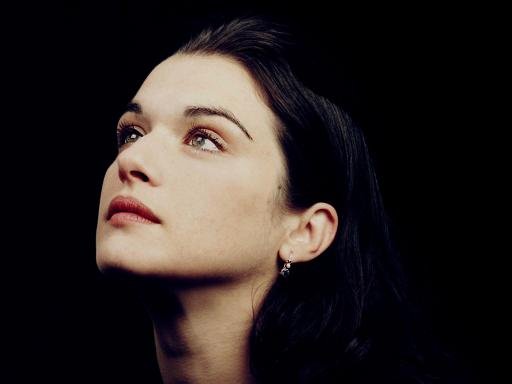 Rachel-Weisz-Beautiful-Earrings-512X384-2038