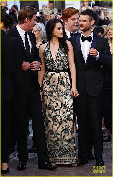 kristen-stewart-kirsten-dunst-on-road-cannes-premiere-04