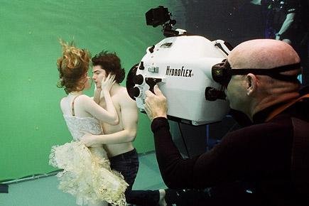 Underwater-Shoot-across-the-universe-298745_435_290