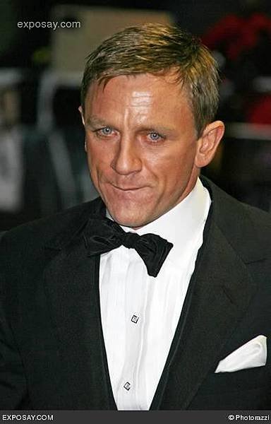 daniel-craig-casino-royale-world-premiere-red-carpet-0uS344