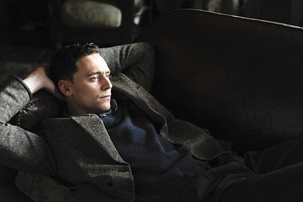 Tom-Hiddleston-The-Deep-Blue-Sea-Movie-Stills-tom-hiddleston-26445574-1400-932