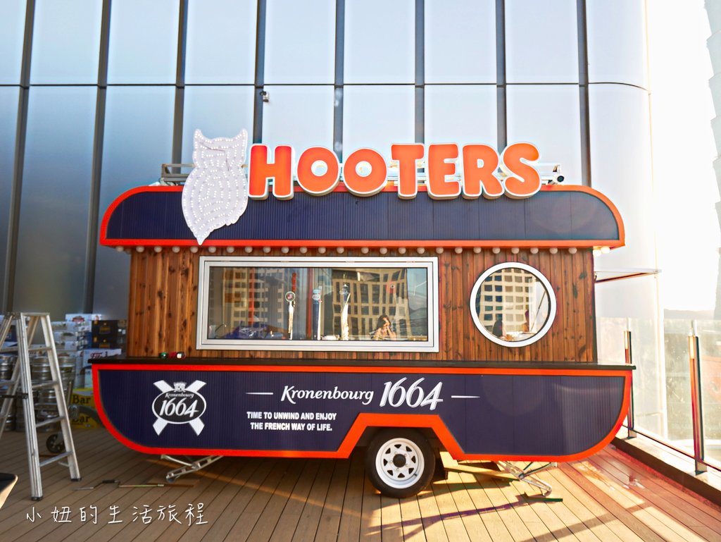 HOOTERS-5.jpg