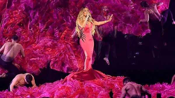 mariah-carey-pink-outfit-amas-ftr-1