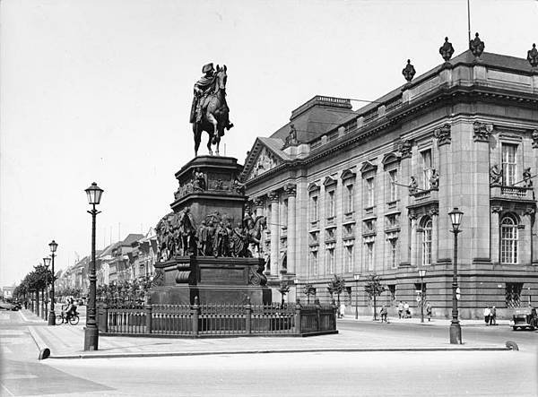 Bundesarchiv_B_145_Bild-P016012,_Berlin,_Denkmal,_Preußische_Staatsbibliothek.jpg