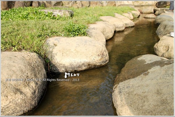 米特，味玩待敘 部落格© MEAT76｜2013【大溝溪親水公園】台北內湖旅遊玩樂景點遊記｜溪流賞魚蝦，遛狗避暑勝地(近捷運大湖公園站)003