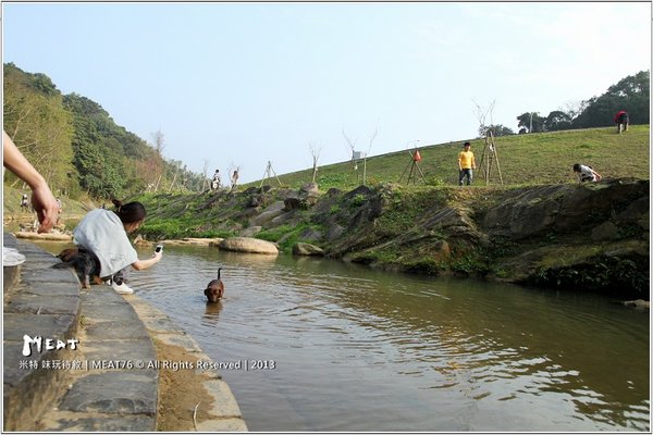 米特，味玩待敘 部落格© MEAT76｜2013【大溝溪親水公園】台北內湖旅遊玩樂景點遊記｜溪流賞魚蝦，遛狗避暑勝地(近捷運大湖公園站)009