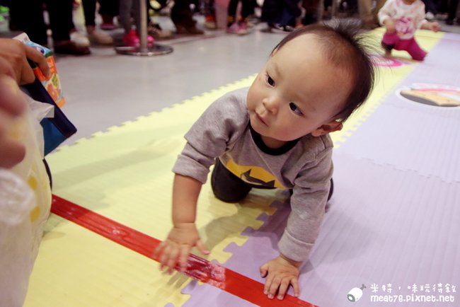米特，味玩待敘部落格©MEAT76｜2015-11-28-6【寶寶活動】小寶寶爬行大賽｜2015五股嬰兒與孕媽咪用品展暨兒童博覽會｜羕羕的第一場爬行大賽001.jpg