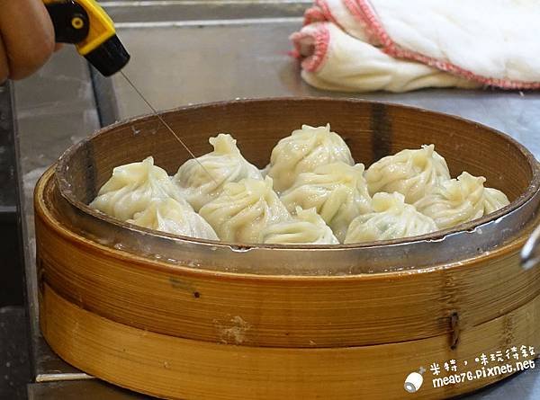 米特味玩待敘台灣美食親子部落客©MEAT76｜2016-12-02-5【台北內湖737巷。居和熹小籠包蒸餃】737超人氣必吃美食！特製沾醬配Q薄麵皮內鮮甜湯汁，酸辣湯也對味～搬家後新店面人潮依然絡繹不絕 #捷運港墘站 #雞大爺對面007.jpg