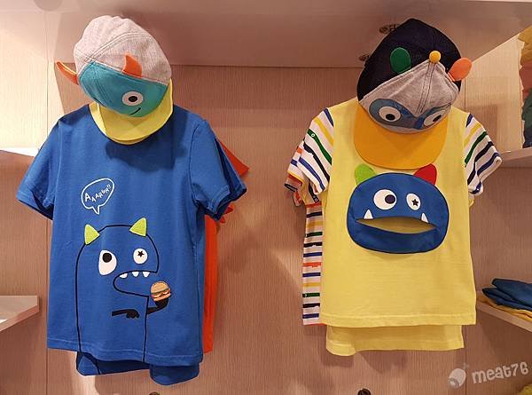 米特味玩待敘台灣美食親子部落客©MEAT76｜2017-05【男寶寶私服穿搭】麗嬰房2017春夏新裝｜可愛小怪物陪寶寶搗蛋，天絲涼感亮色逗表情T恤買一送一，米奇聯名款及寶寶丹寧風，樣樣都吸睛！004.jpg