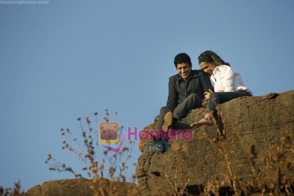 normal_Farhan Akhtar, Deepika Padukone in the still from movie Karthik Calling Karthik (8).jpg