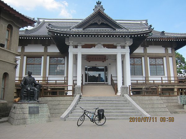 08南投縣文化園區-縣史主題展館, 左為文化鬥士張深切塑像.JPG
