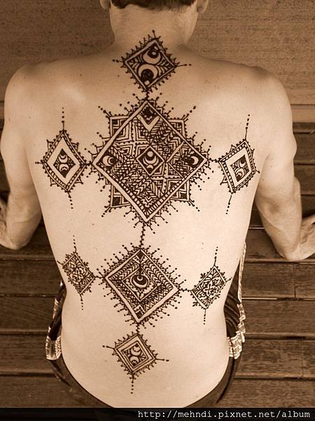 Arnaud-back-henna-paste-0211-768x1024