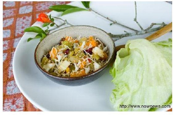 (圖／以脆梅、木瓜、當季水果為食材，仿照蝦鬆吃法的獨特脆梅卡拉鬆。王以瑾攝影) 