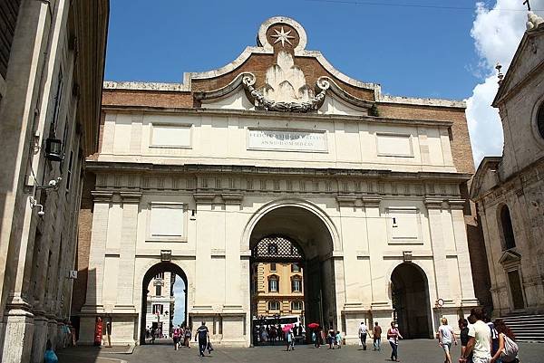 Roma_-_Porta_del_Popolo_01