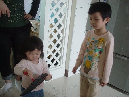 小妹妹會繞著哥哥團團轉