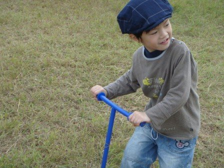 帶著小滑板車溜來溜去