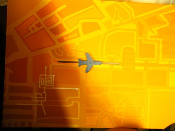 飛機就會附著在磁軌上,登登~台大新鮮人準備起飛囉