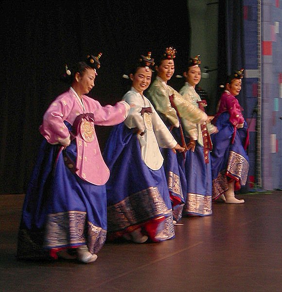 580px-Seattle_-_Korean_Cultural_Celebration_2007_dancers_01