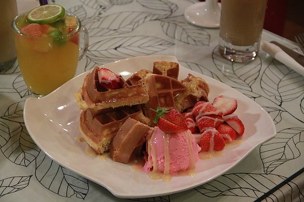 季節限定草莓鬆餅+水果茶.JPG
