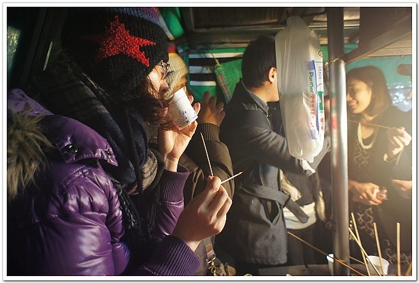 250-可惜來了一群小混混之流的男女，竟然吃完不付錢就走了，但因為小攤人一直都很多，阿祖媽也不好追上去，真是不可取啊