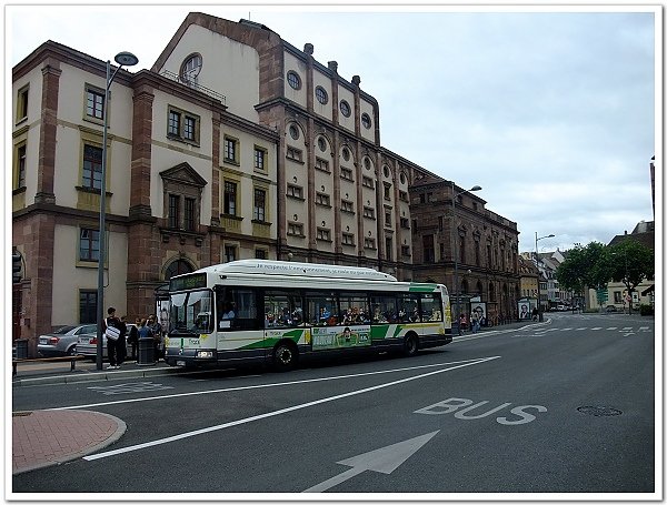 074-這就是劇院的公車站，對面是我們昨天下車的地方