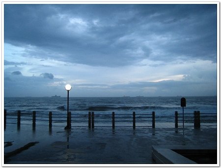 旗津風車公園...下雨傍晚的海邊...帶著蕭瑟.jpg