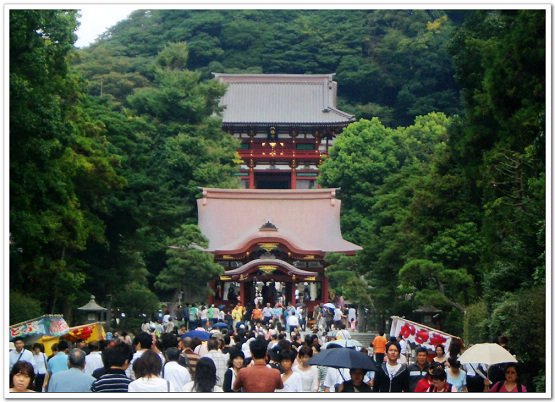 111-三年前碰上連休.人超多.兩旁還有小攤販呢.jpg