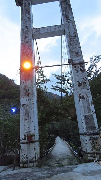 整裝後出發(H1585m)，過司界蘭溪吊橋，橋長約120公尺。今日目標是3.1K的營地登山口紮營，大約是70分鐘的路程