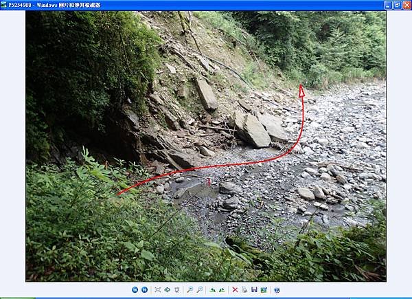 路段崩塌處，下切河床再接回林道