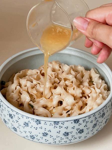 #新品上市 刁民酸菜魚居然有乾拌麵!!完美還原酸菜魚的香氣!