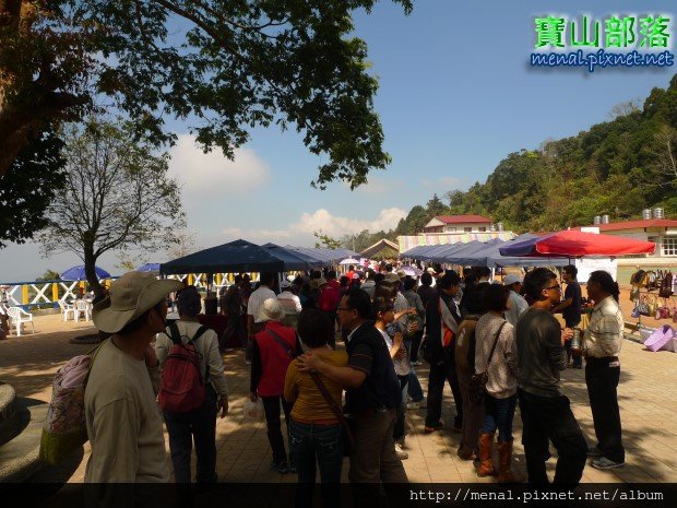 寶山國小假日市集人潮湧入