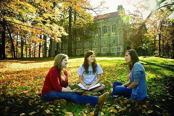 _MG_1526 _students on lawn_.jpg_14316.jpg