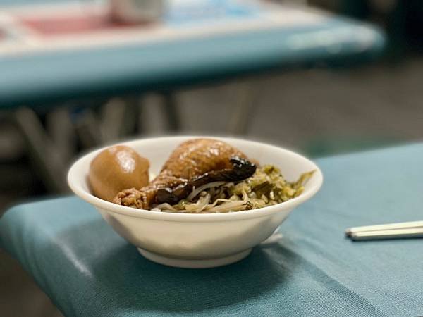 臺北中山美食｜嫩滑順口的豬腳、滷至入味的雞腿酸菜飯——伊通街