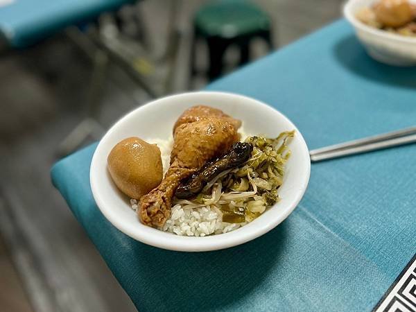 臺北中山美食｜嫩滑順口的豬腳、滷至入味的雞腿酸菜飯——伊通街