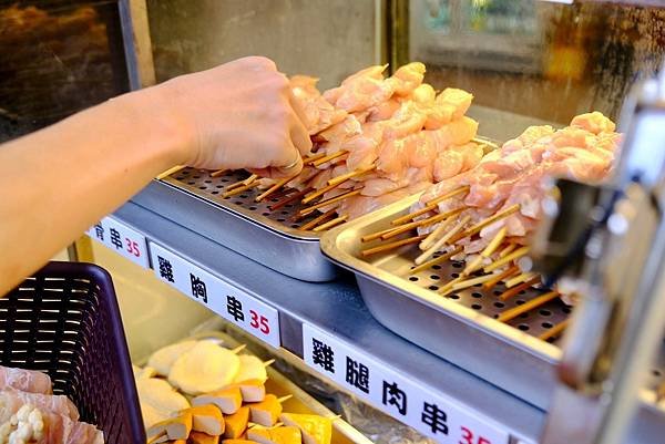 臺北美食推薦｜士林夜市平價串燒的美味與驚豔，從豬五花到櫛瓜，