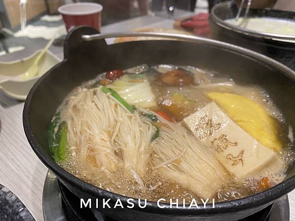 鍋底 花雕燒酒鍋 燒瓶子。大肆の鍋 菜單介紹 菜單照片 菜單分享 嘉義店 嘉義旅遊食記 2022壽星優惠嘉義