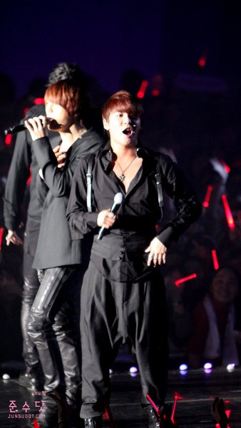 俊秀 101012 JYJ Worldwide Showcase in Seoul (20).jpg