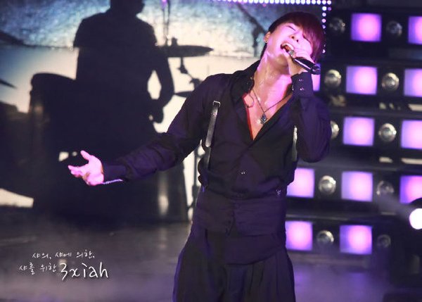 俊秀 101012 JYJ Worldwide Showcase in Seoul (10).jpg