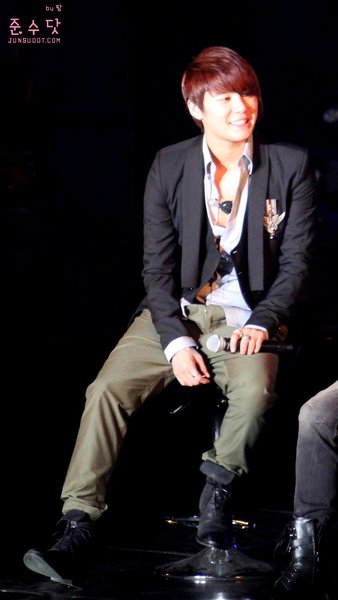 俊秀 101012 JYJ Worldwide Showcase in Seoul (19).jpg