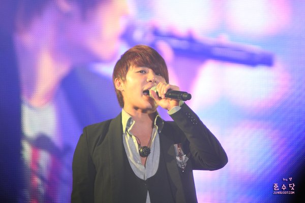 俊秀 101012 JYJ Worldwide Showcase in Seoul (17).jpg