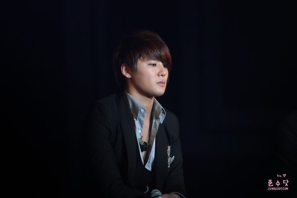 俊秀 101012 JYJ Worldwide Showcase in Seoul (16).jpg