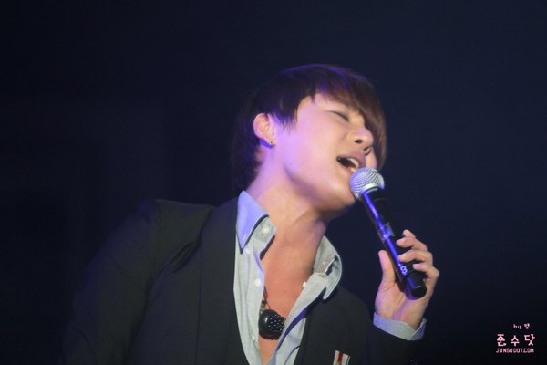 俊秀 101012 JYJ Worldwide Showcase in Seoul (18).jpg