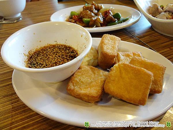 泰式炸豆腐~雞蛋豆腐配醬汁不錯