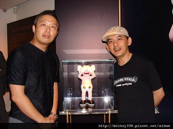 2008年包益民與MOT合作藝術跨界商品之KAWS X 岳敏君