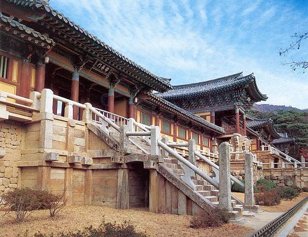 Lotus_Flower_Bridge_and_Seven_Treasure_Bridge_at_Bulguksa_in_Gyeongju,_Korea.jpg