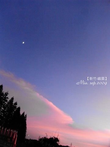 夕陽西下，天空畫出一道痕跡